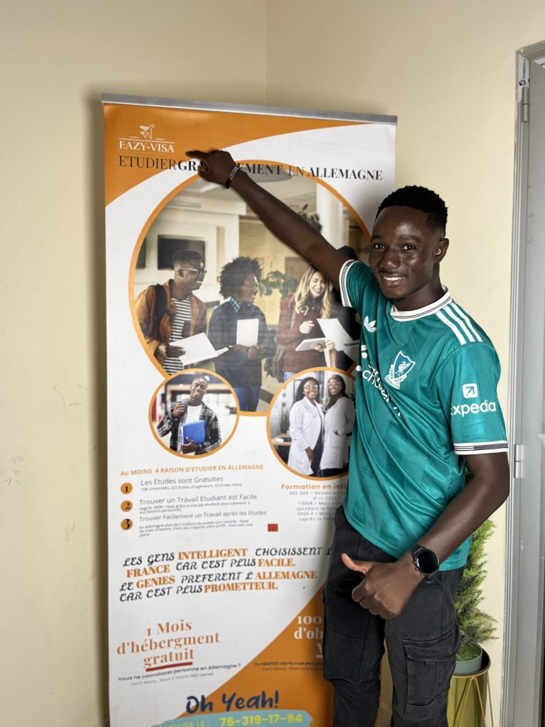 un jeune homme souriant ayant obtenu le visa en Allemagne avec l'aide et l'accompagnement de eazy visa